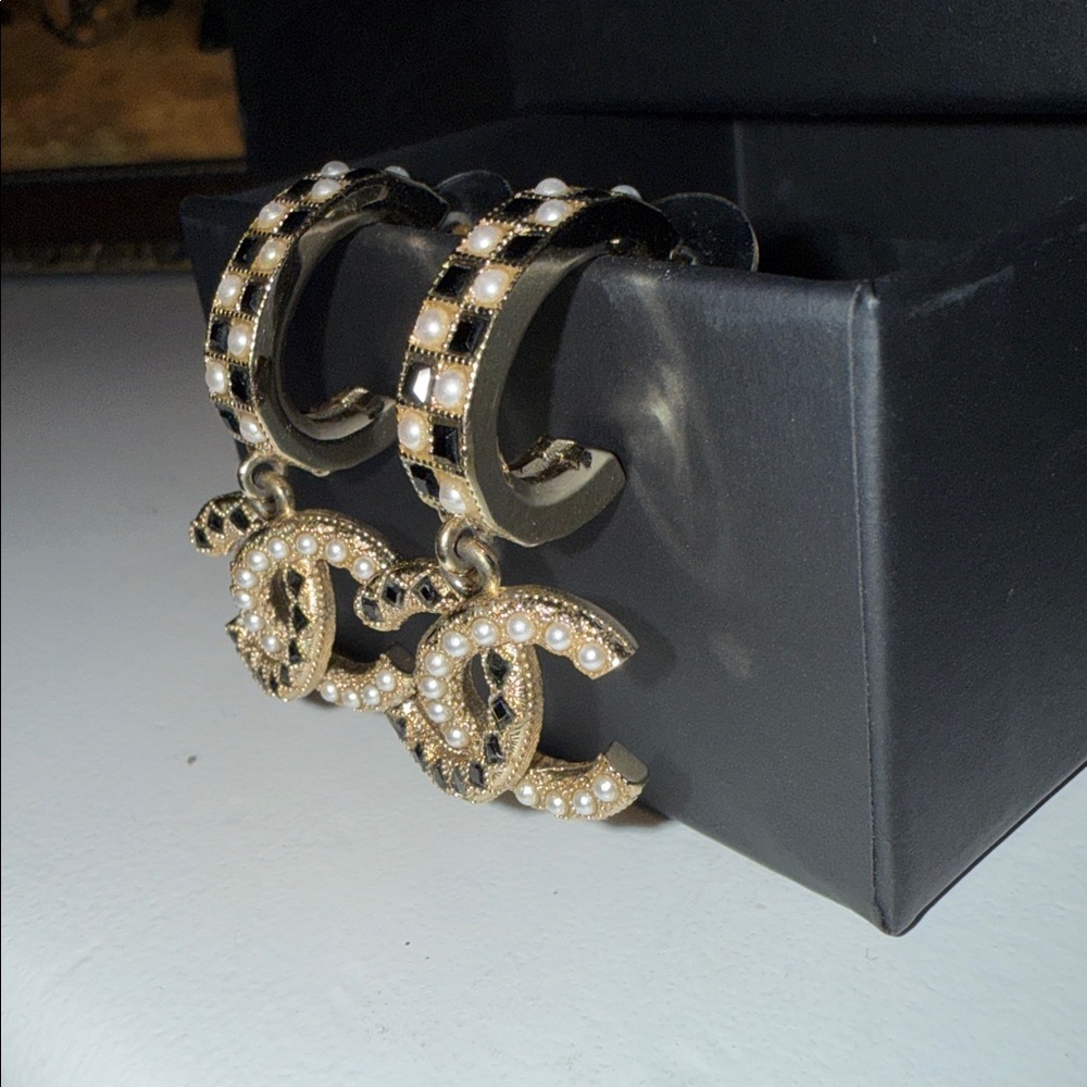 💯AUTH. CHANEL A21 Pearl/Black Crystal Checkered Gold Hoop Earrings w/CC Logo - Picture 5 of 15